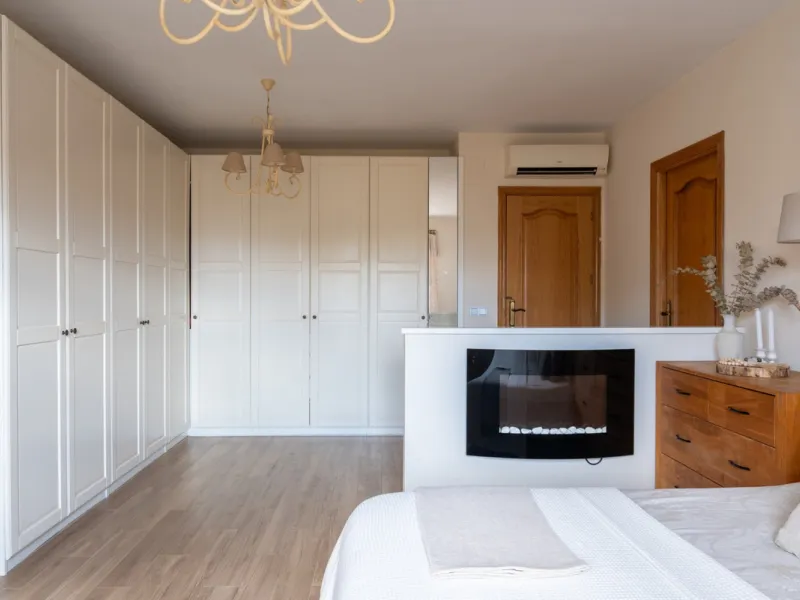 Originally designed as two semi-detached homes, the property offers outstanding adaptability and lends itself effortlessly to a variety of living arrangements — whether as a refined residence for a large family, two families or an elegant multigenerationa
