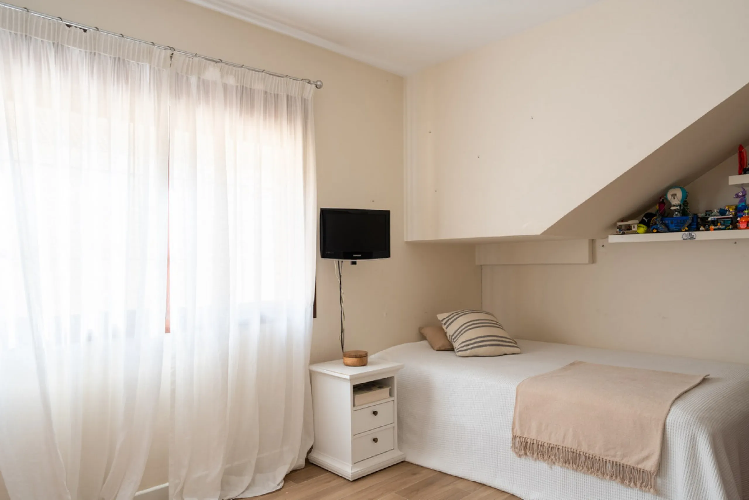 Originally designed as two semi-detached homes, the property offers outstanding adaptability and lends itself effortlessly to a variety of living arrangements — whether as a refined residence for a large family, two families or an elegant multigenerationa