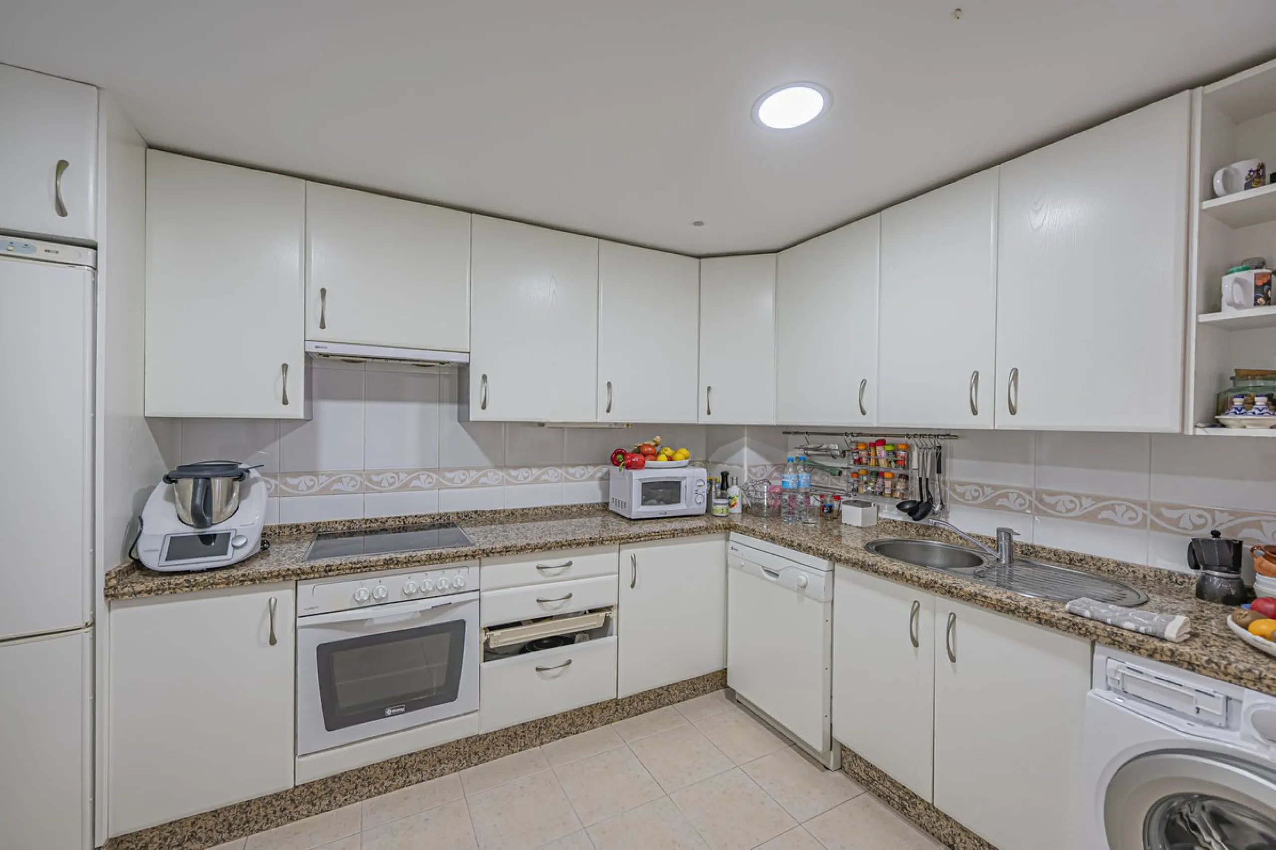 LARGE PROPERTY IN GUADALMINA
