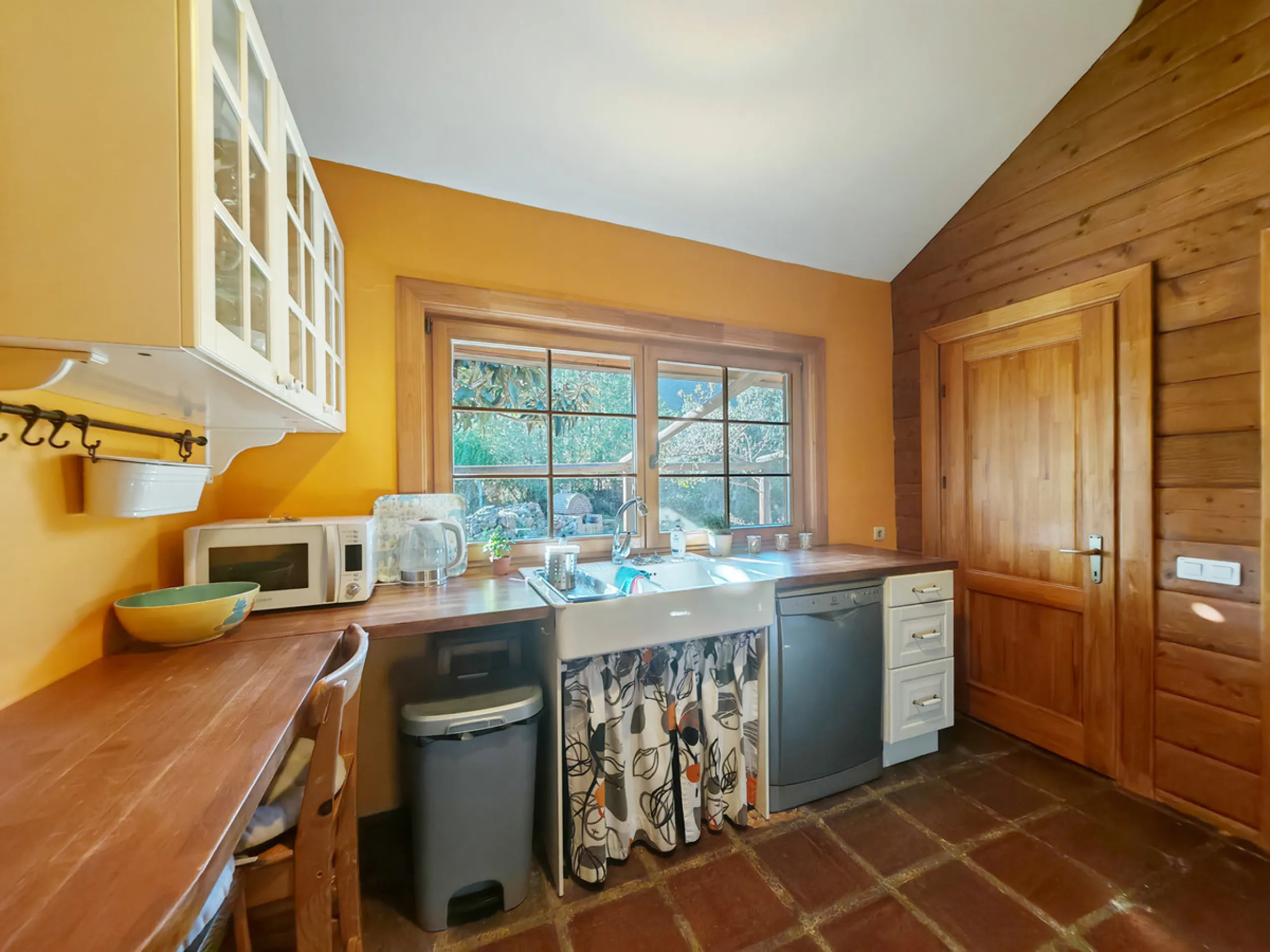 Finca for sale in , Ojen with 3 bedrooms and 2 bathrooms, with private swimming pool, private garage and private garden. Regarding property dimensions, it has 151 m² built, 3,105 m² plot and 49 m² terrace. Has the following facilities mountainside, air co