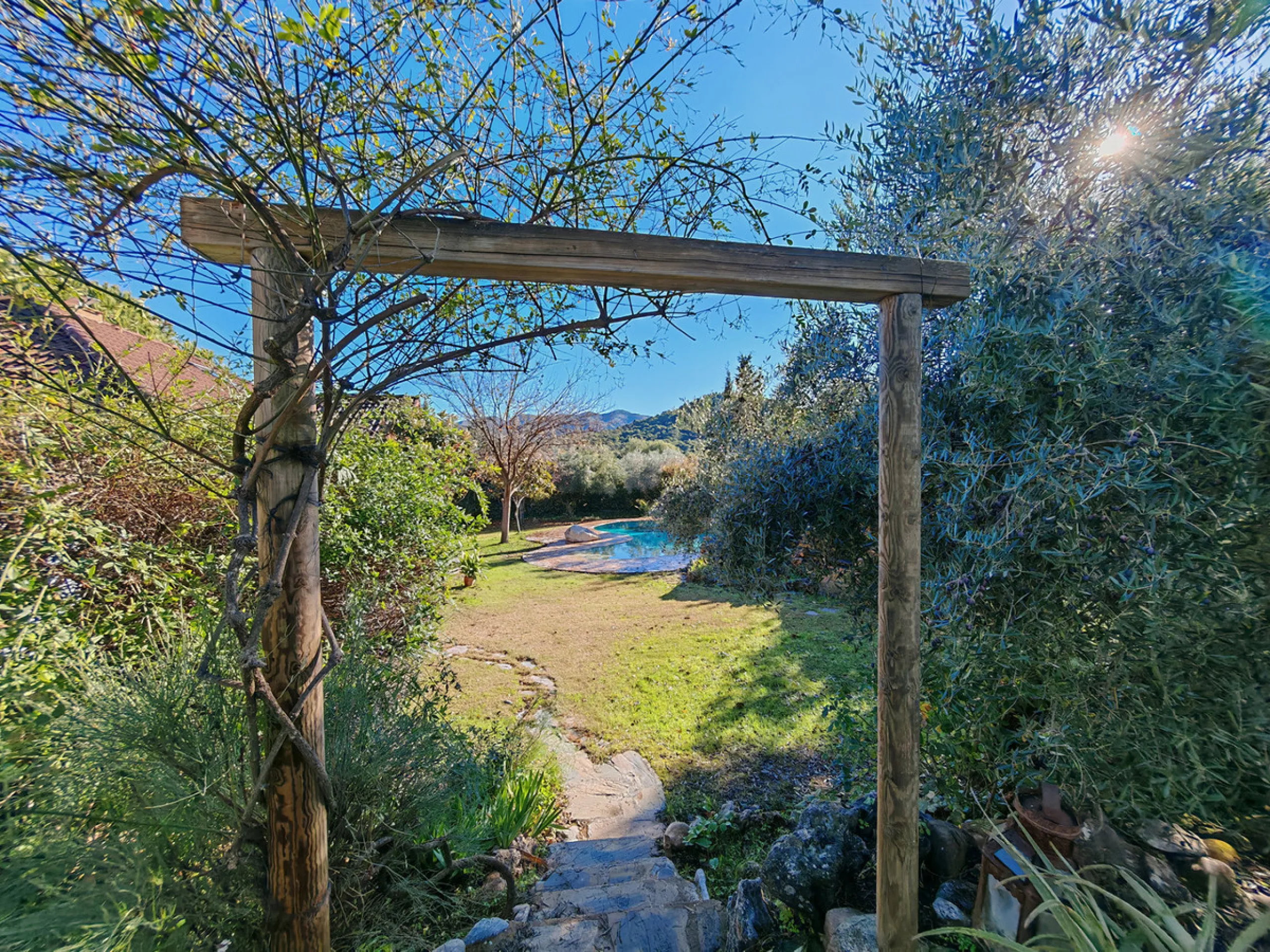 Finca for sale in , Ojen with 3 bedrooms and 2 bathrooms, with private swimming pool, private garage and private garden. Regarding property dimensions, it has 151 m² built, 3,105 m² plot and 49 m² terrace. Has the following facilities mountainside, air co