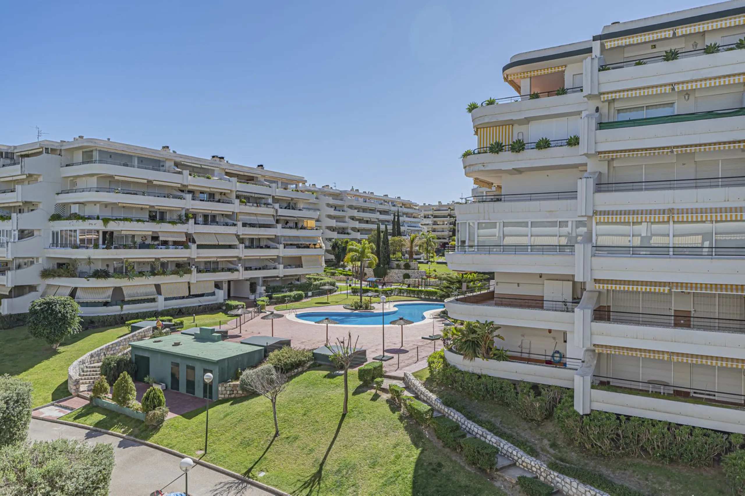 LARGE PROPERTY IN GUADALMINA
