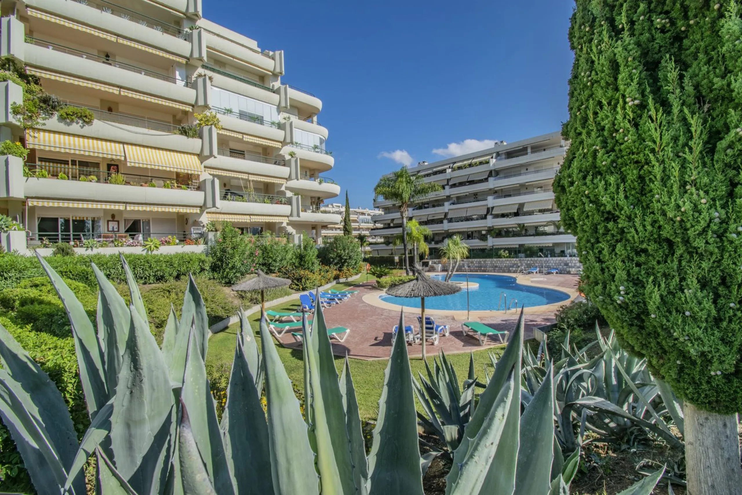 LARGE PROPERTY IN GUADALMINA
