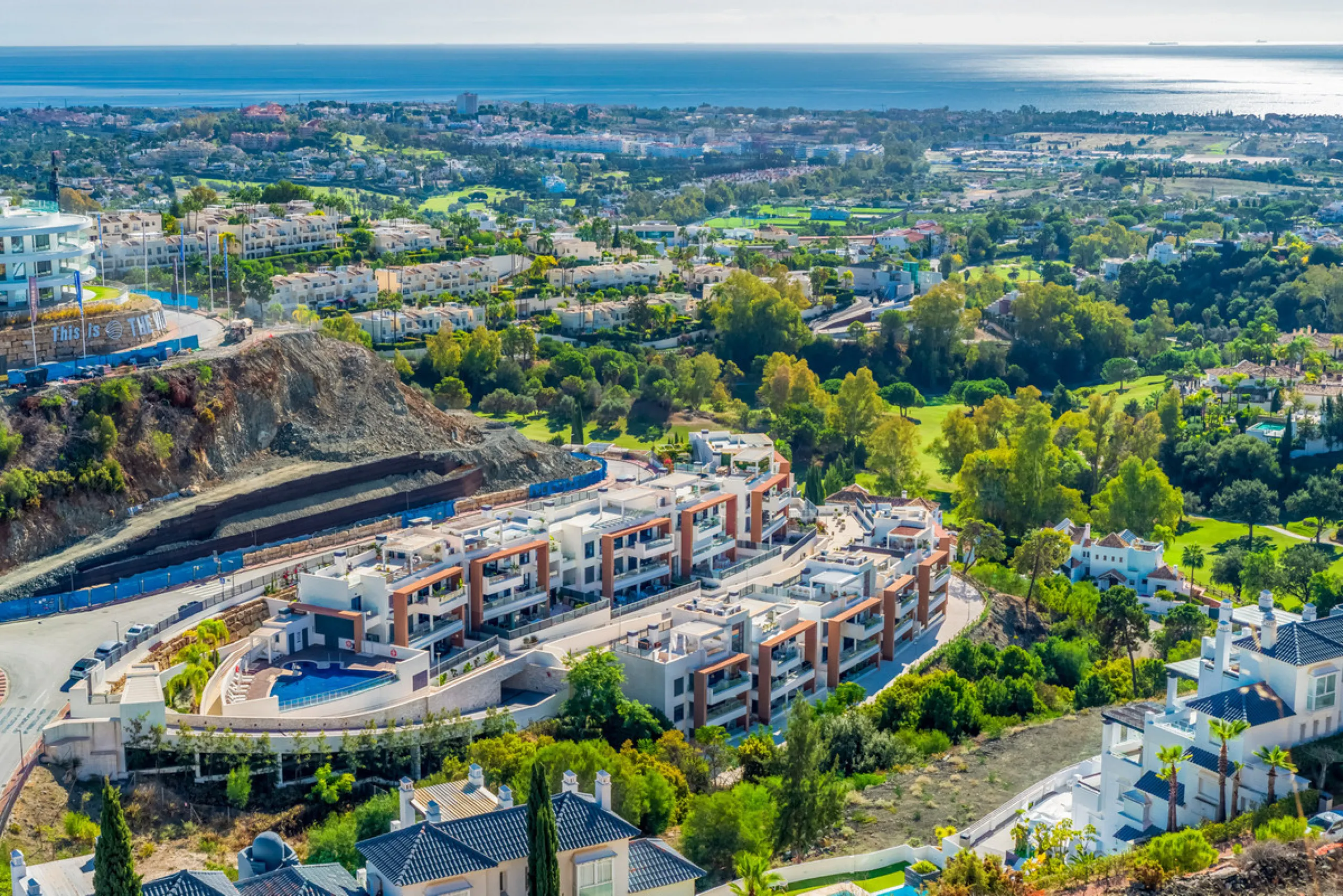 Large, well presented penthouse with three double bedrooms, located in a popular complex, above the La Quinta golf course and a short drive from the amenities and beaches of Puerto Banus and San Pedro de Alcántara.