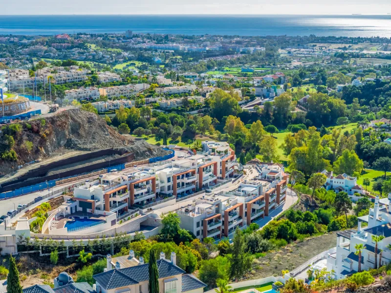 Large, well presented penthouse with three double bedrooms, located in a popular complex, above the La Quinta golf course and a short drive from the amenities and beaches of Puerto Banus and San Pedro de Alcántara.