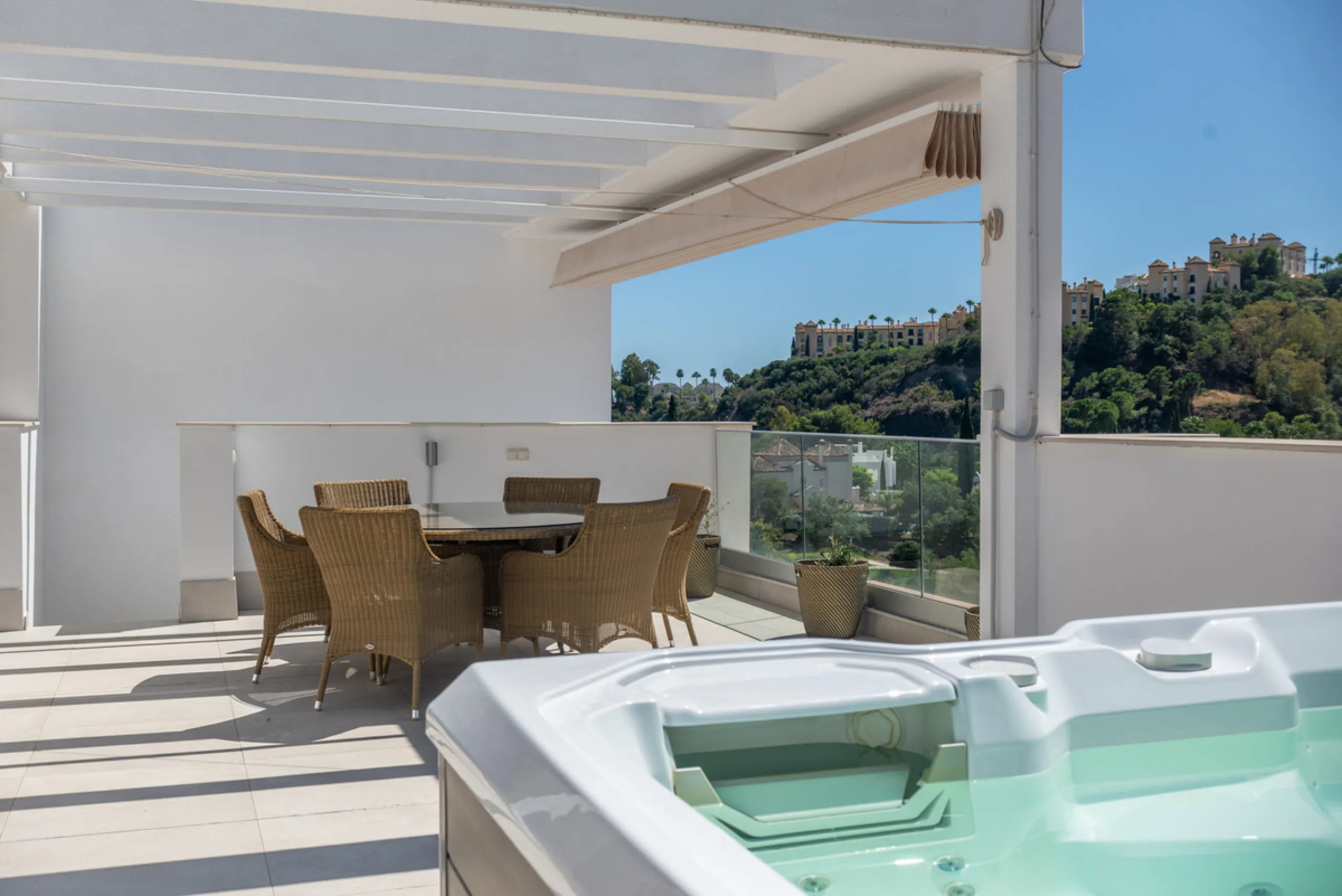 Large, well presented penthouse with three double bedrooms, located in a popular complex, above the La Quinta golf course and a short drive from the amenities and beaches of Puerto Banus and San Pedro de Alcántara.
