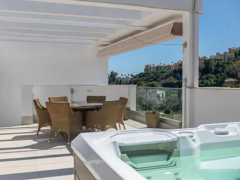 Large, well presented penthouse with three double bedrooms, located in a popular complex, above the La Quinta golf course and a short drive from the amenities and beaches of Puerto Banus and San Pedro de Alcántara.