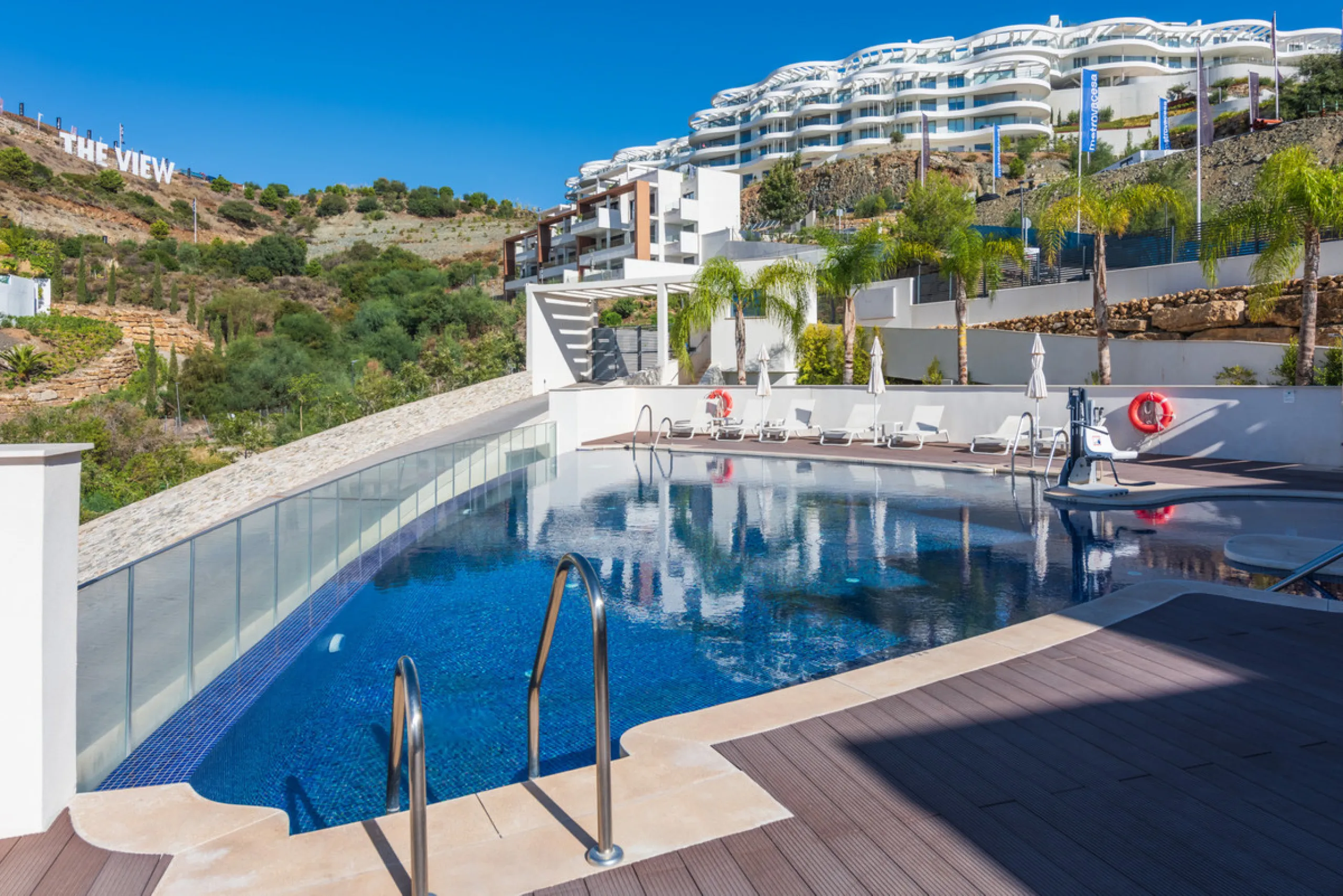 Large, well presented penthouse with three double bedrooms, located in a popular complex, above the La Quinta golf course and a short drive from the amenities and beaches of Puerto Banus and San Pedro de Alcántara.
