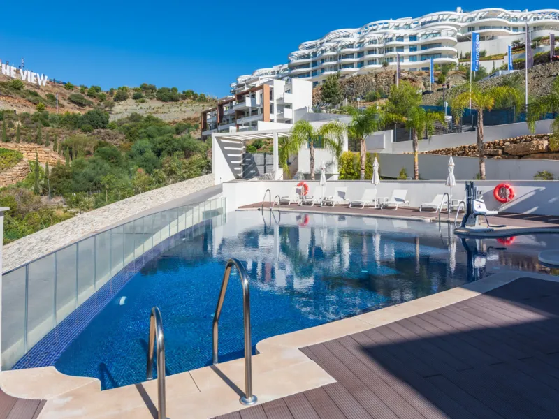 Large, well presented penthouse with three double bedrooms, located in a popular complex, above the La Quinta golf course and a short drive from the amenities and beaches of Puerto Banus and San Pedro de Alcántara.