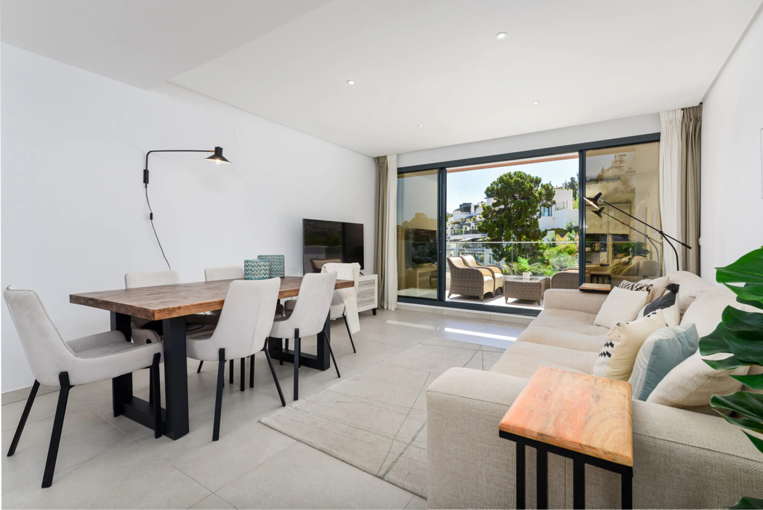 Large, well presented penthouse with three double bedrooms, located in a popular complex, above the La Quinta golf course and a short drive from the amenities and beaches of Puerto Banus and San Pedro de Alcántara.