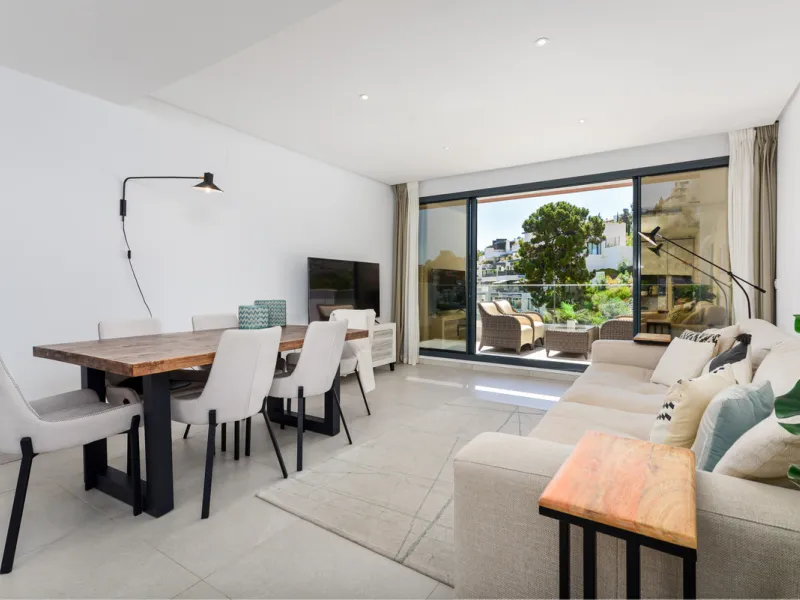 Large, well presented penthouse with three double bedrooms, located in a popular complex, above the La Quinta golf course and a short drive from the amenities and beaches of Puerto Banus and San Pedro de Alcántara.
