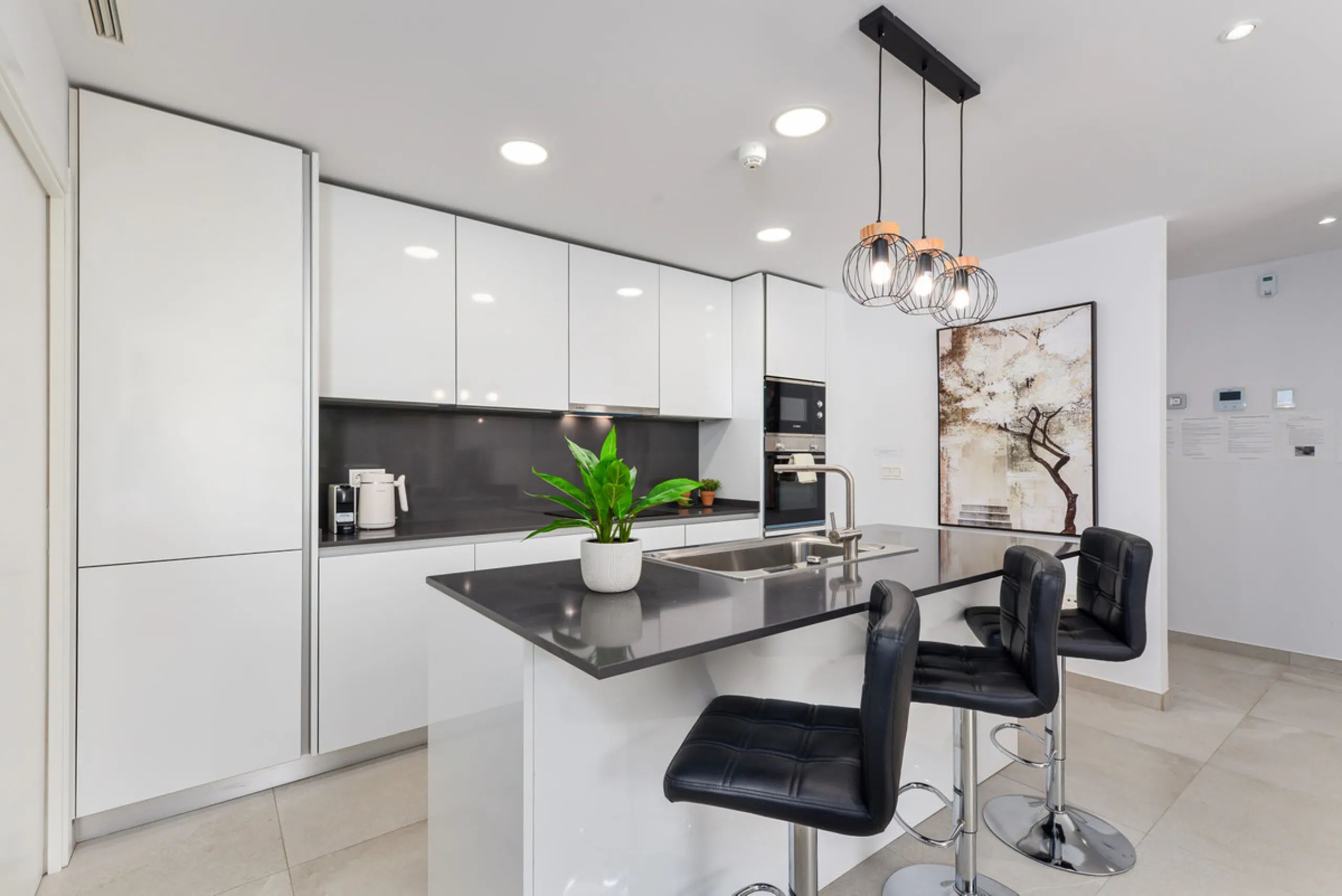 Large, well presented penthouse with three double bedrooms, located in a popular complex, above the La Quinta golf course and a short drive from the amenities and beaches of Puerto Banus and San Pedro de Alcántara.