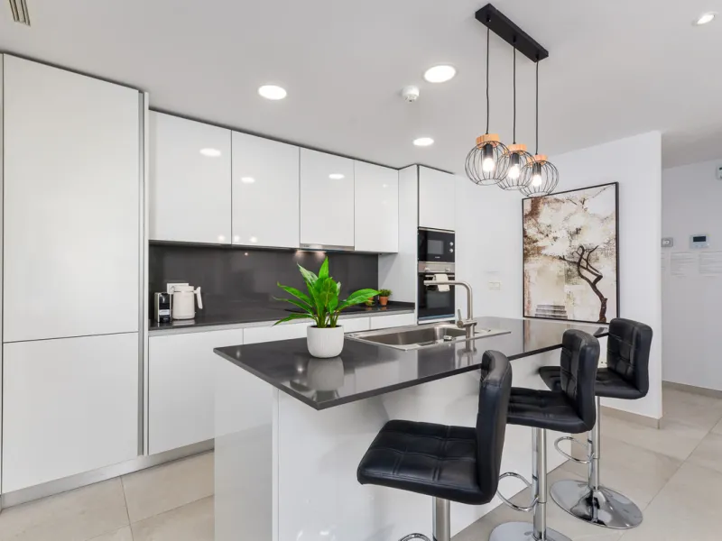Large, well presented penthouse with three double bedrooms, located in a popular complex, above the La Quinta golf course and a short drive from the amenities and beaches of Puerto Banus and San Pedro de Alcántara.