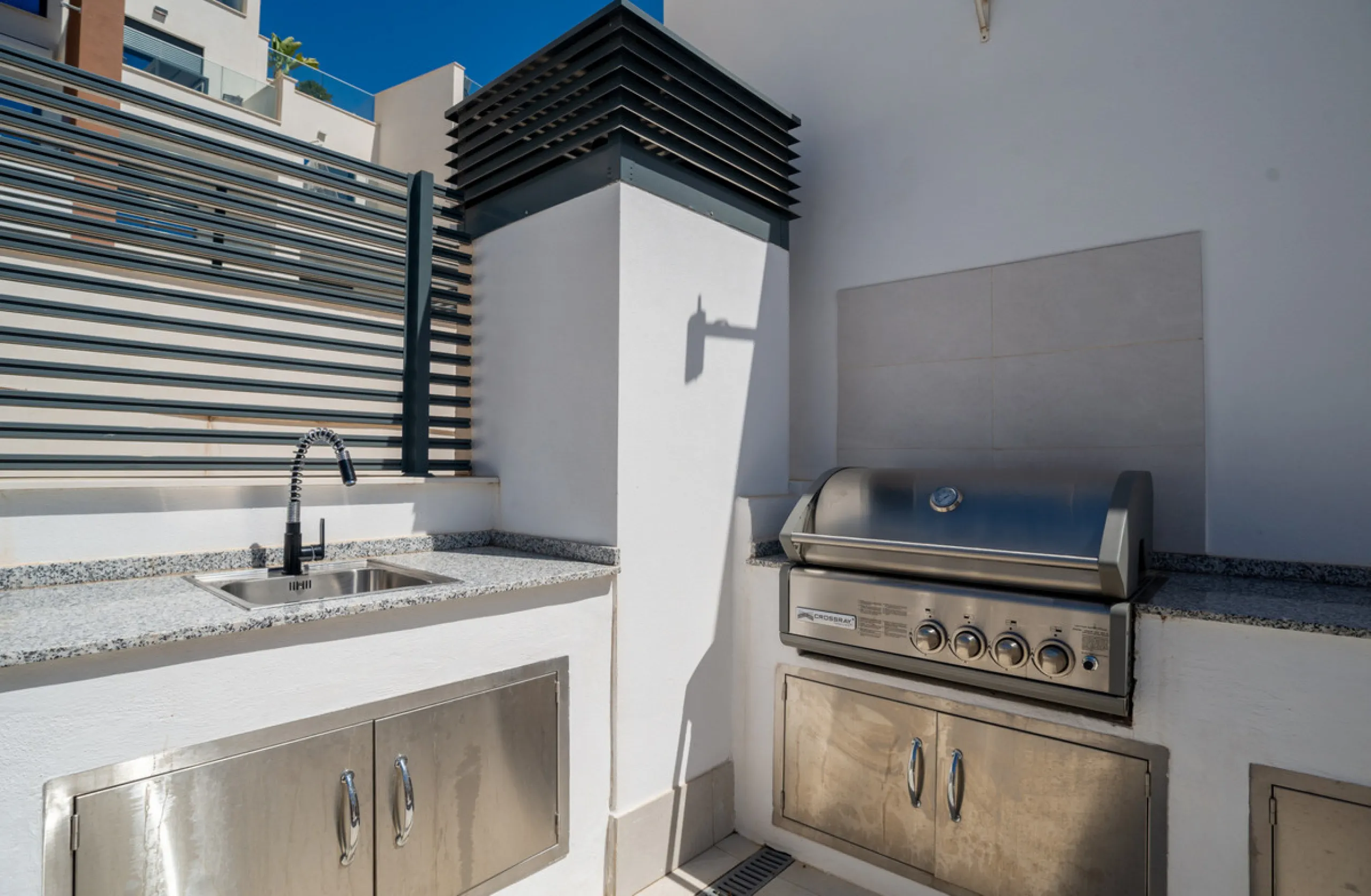 Large, well presented penthouse with three double bedrooms, located in a popular complex, above the La Quinta golf course and a short drive from the amenities and beaches of Puerto Banus and San Pedro de Alcántara.