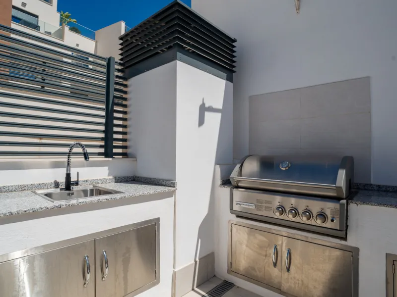 Large, well presented penthouse with three double bedrooms, located in a popular complex, above the La Quinta golf course and a short drive from the amenities and beaches of Puerto Banus and San Pedro de Alcántara.