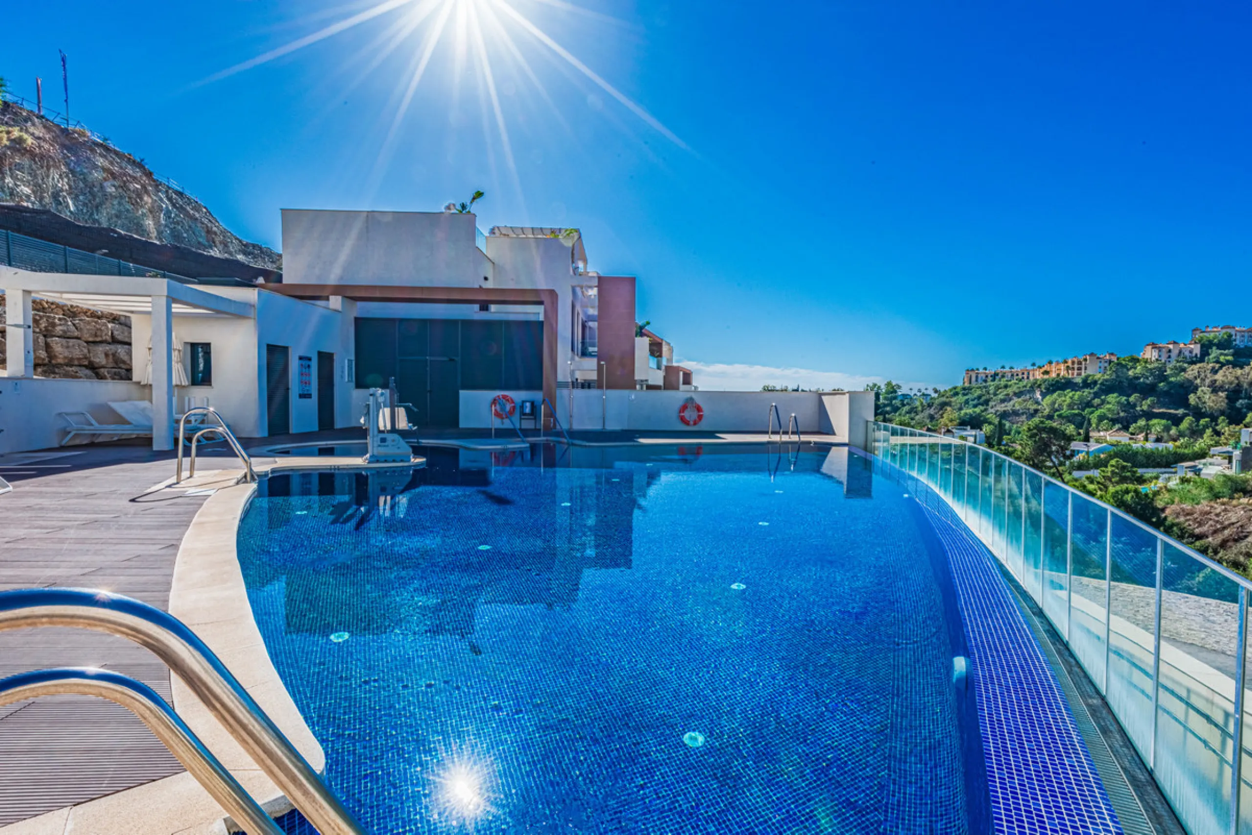 Large, well presented penthouse with three double bedrooms, located in a popular complex, above the La Quinta golf course and a short drive from the amenities and beaches of Puerto Banus and San Pedro de Alcántara.