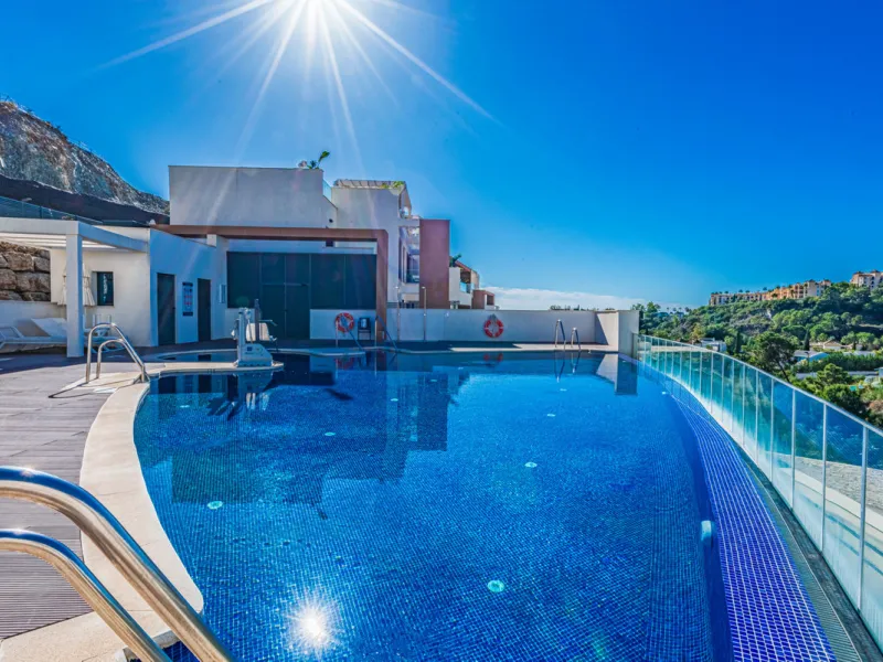 Large, well presented penthouse with three double bedrooms, located in a popular complex, above the La Quinta golf course and a short drive from the amenities and beaches of Puerto Banus and San Pedro de Alcántara.