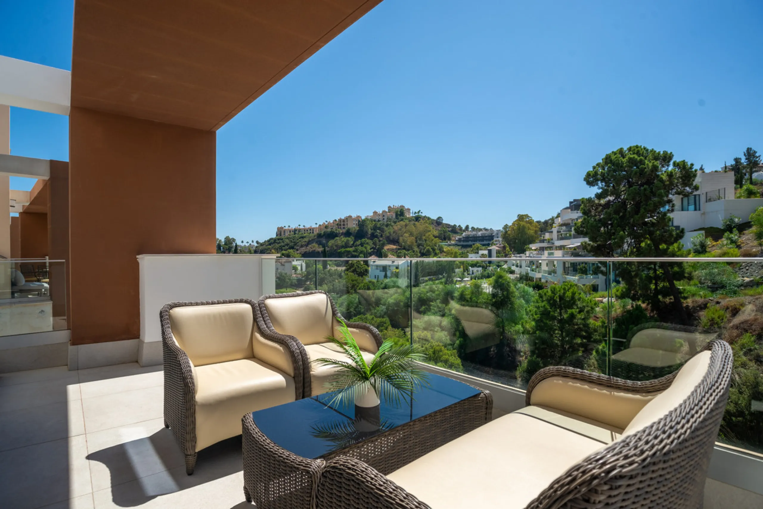 Large, well presented penthouse with three double bedrooms, located in a popular complex, above the La Quinta golf course and a short drive from the amenities and beaches of Puerto Banus and San Pedro de Alcántara.