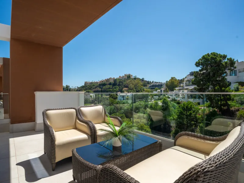 Large, well presented penthouse with three double bedrooms, located in a popular complex, above the La Quinta golf course and a short drive from the amenities and beaches of Puerto Banus and San Pedro de Alcántara.