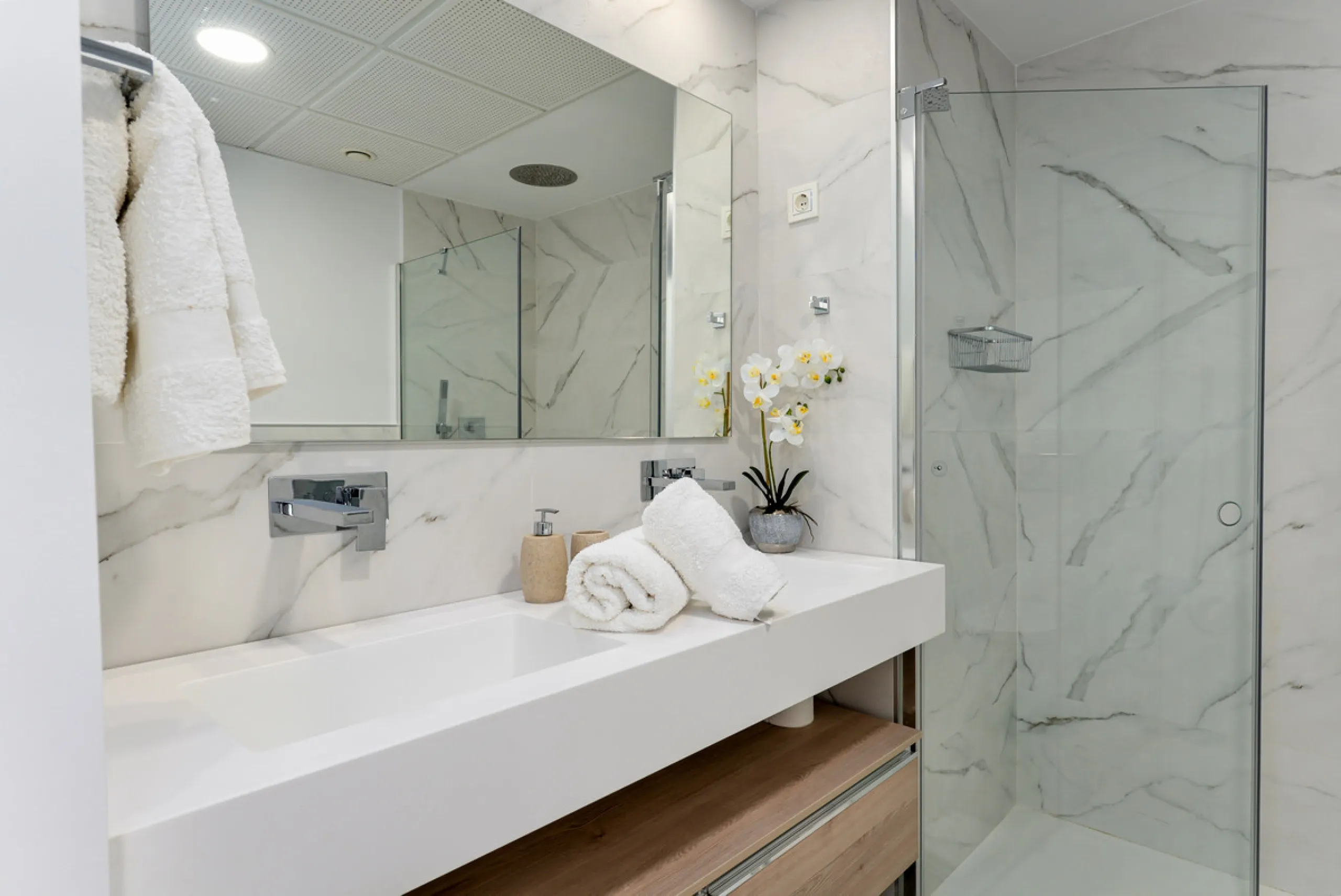 Large, well presented penthouse with three double bedrooms, located in a popular complex, above the La Quinta golf course and a short drive from the amenities and beaches of Puerto Banus and San Pedro de Alcántara.