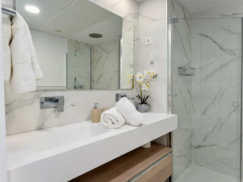 Large, well presented penthouse with three double bedrooms, located in a popular complex, above the La Quinta golf course and a short drive from the amenities and beaches of Puerto Banus and San Pedro de Alcántara.