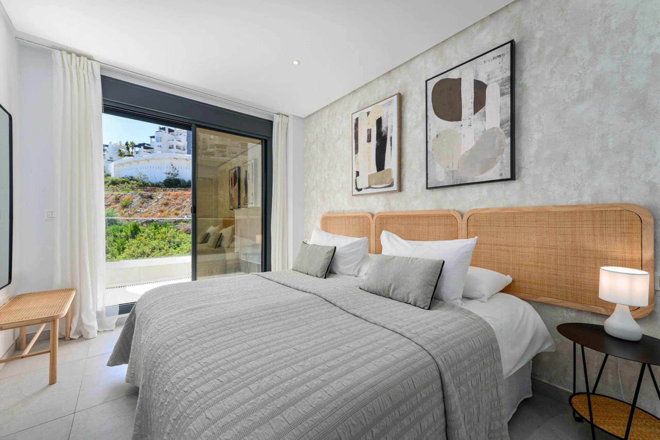 Large, well presented penthouse with three double bedrooms, located in a popular complex, above the La Quinta golf course and a short drive from the amenities and beaches of Puerto Banus and San Pedro de Alcántara.