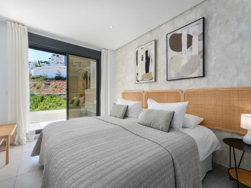 Large, well presented penthouse with three double bedrooms, located in a popular complex, above the La Quinta golf course and a short drive from the amenities and beaches of Puerto Banus and San Pedro de Alcántara.