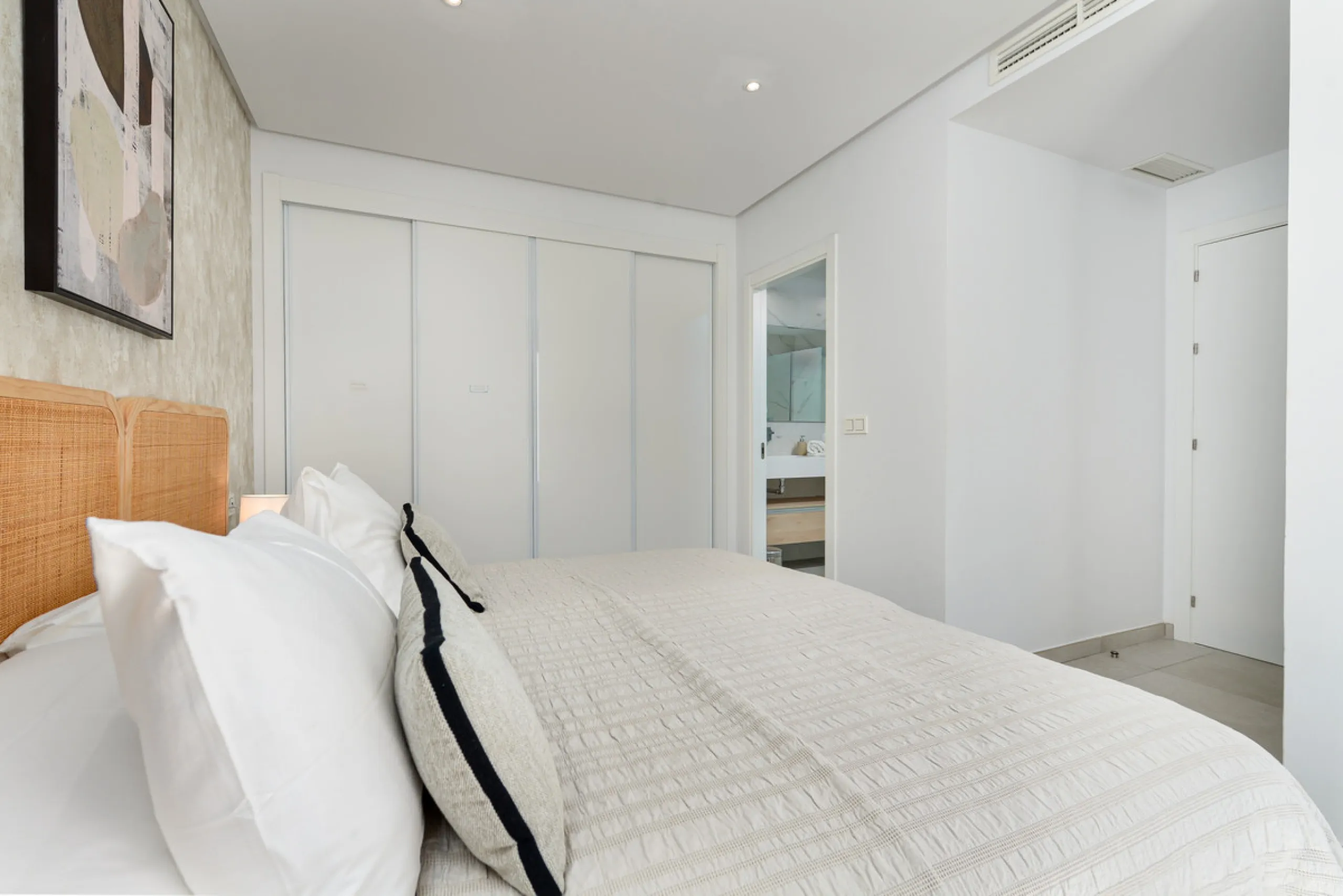 Large, well presented penthouse with three double bedrooms, located in a popular complex, above the La Quinta golf course and a short drive from the amenities and beaches of Puerto Banus and San Pedro de Alcántara.