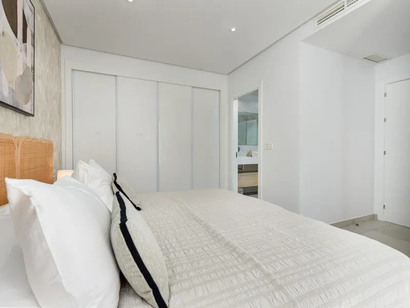 Large, well presented penthouse with three double bedrooms, located in a popular complex, above the La Quinta golf course and a short drive from the amenities and beaches of Puerto Banus and San Pedro de Alcántara.