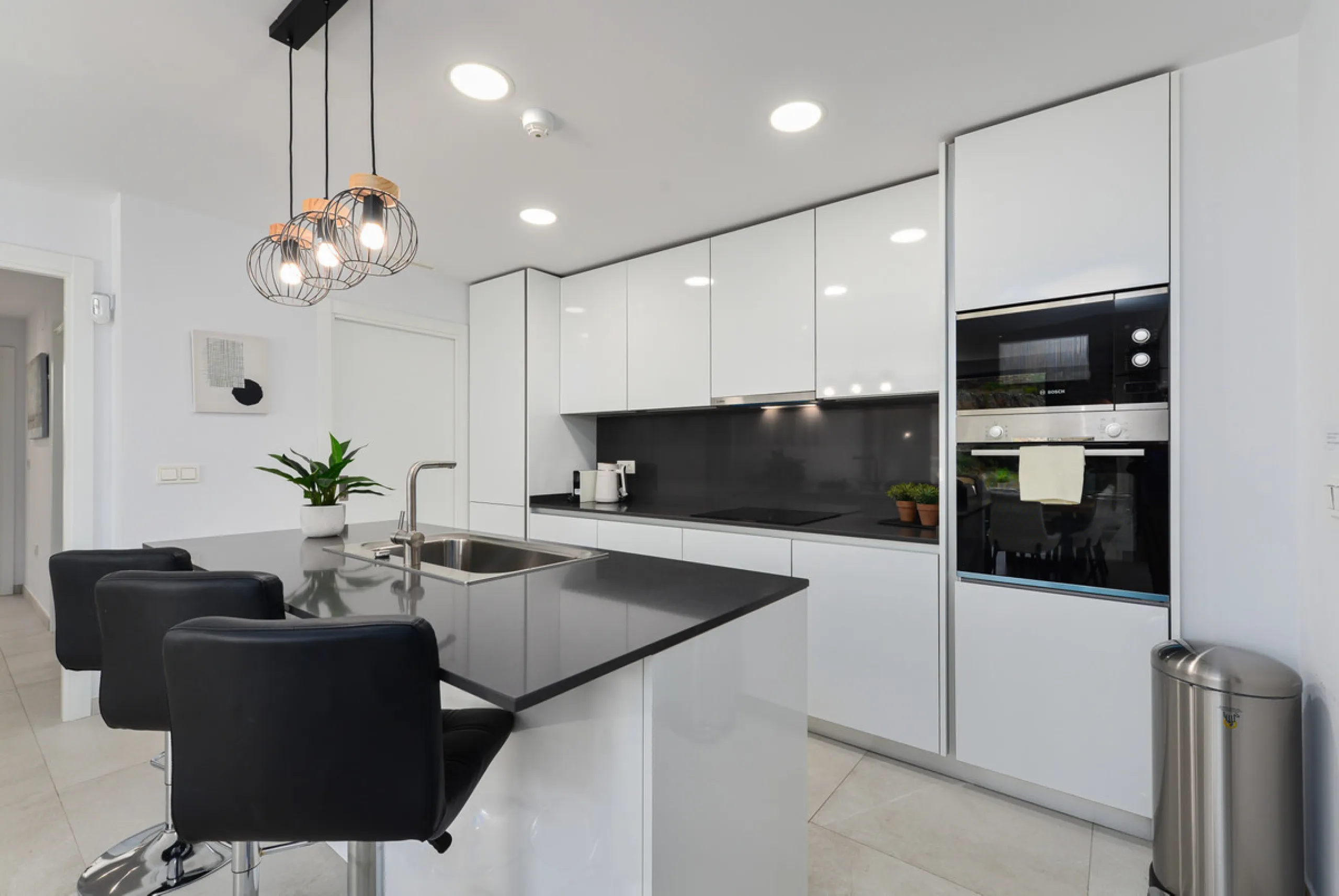 Large, well presented penthouse with three double bedrooms, located in a popular complex, above the La Quinta golf course and a short drive from the amenities and beaches of Puerto Banus and San Pedro de Alcántara.
