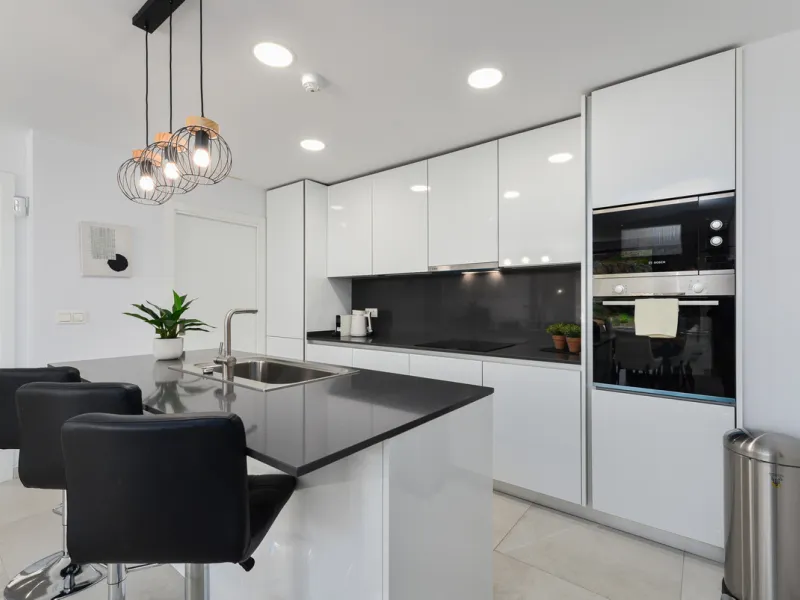Large, well presented penthouse with three double bedrooms, located in a popular complex, above the La Quinta golf course and a short drive from the amenities and beaches of Puerto Banus and San Pedro de Alcántara.