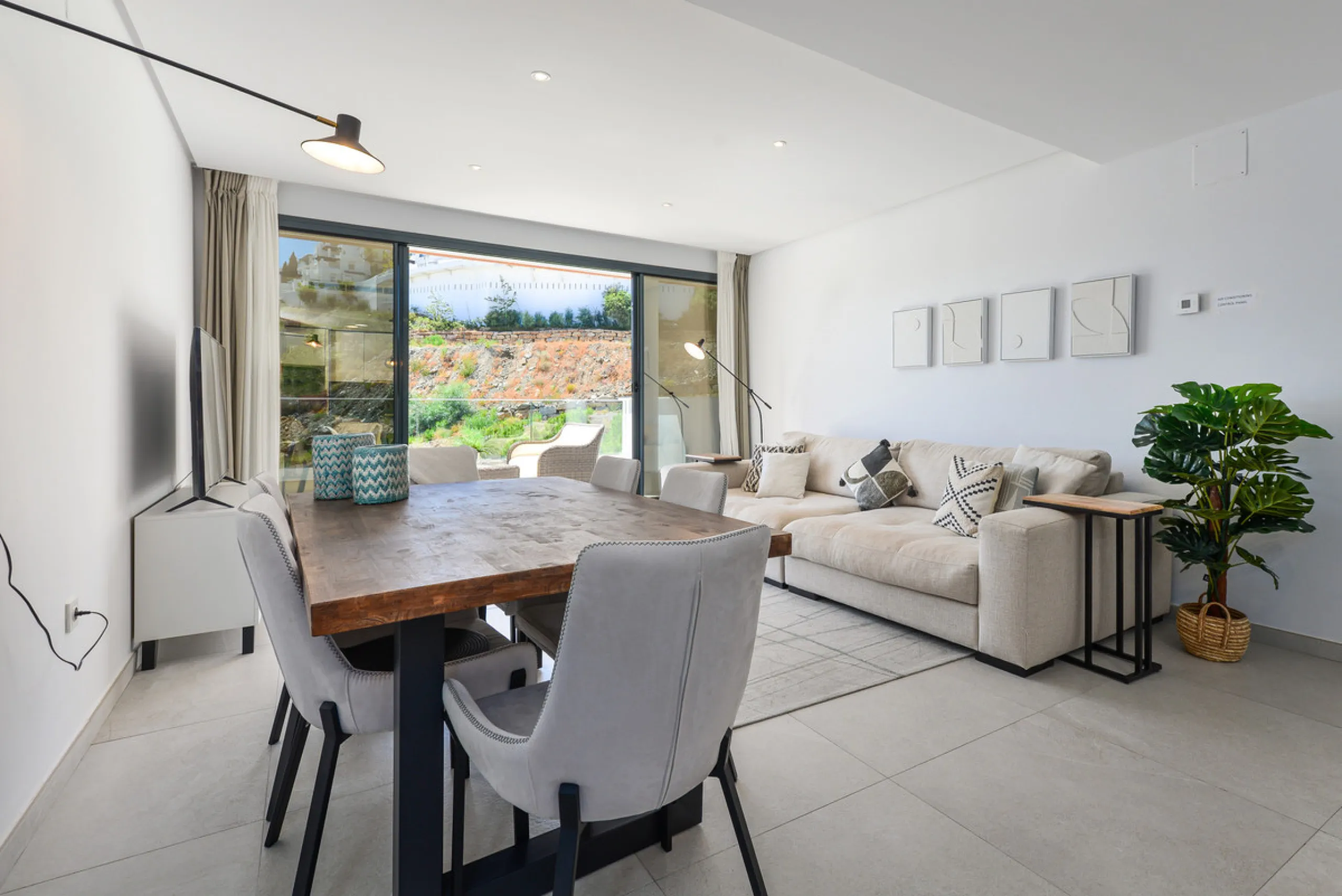 Large, well presented penthouse with three double bedrooms, located in a popular complex, above the La Quinta golf course and a short drive from the amenities and beaches of Puerto Banus and San Pedro de Alcántara.