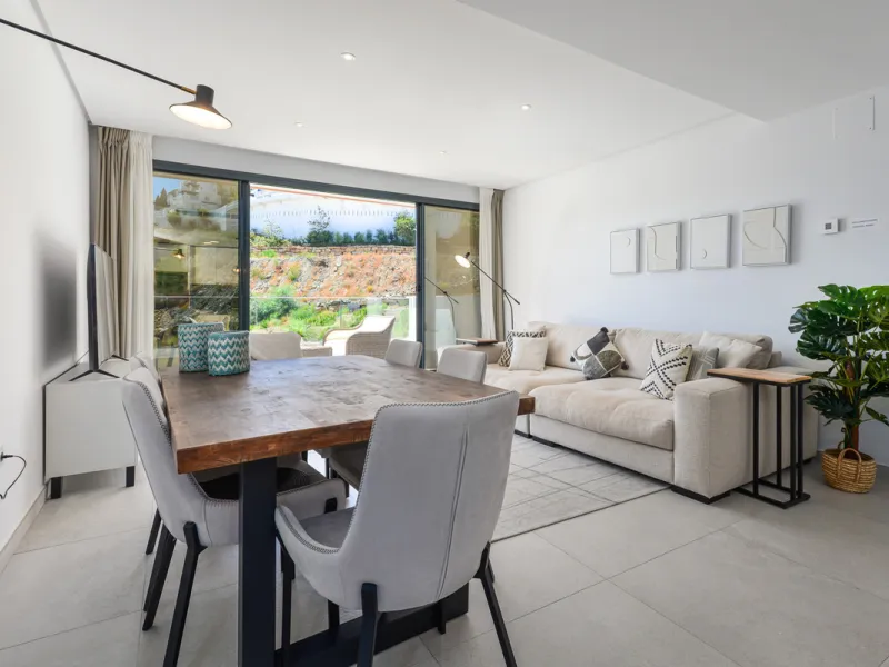 Large, well presented penthouse with three double bedrooms, located in a popular complex, above the La Quinta golf course and a short drive from the amenities and beaches of Puerto Banus and San Pedro de Alcántara.