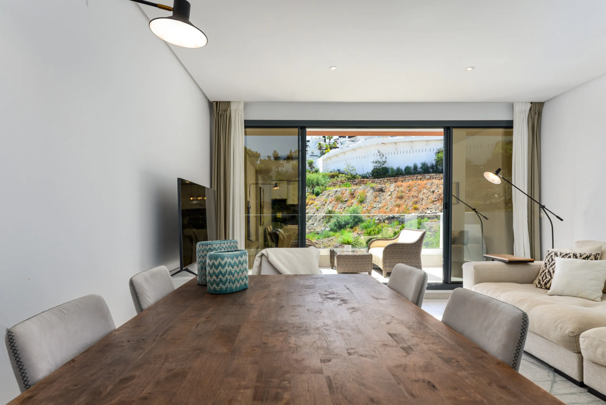 Large, well presented penthouse with three double bedrooms, located in a popular complex, above the La Quinta golf course and a short drive from the amenities and beaches of Puerto Banus and San Pedro de Alcántara.