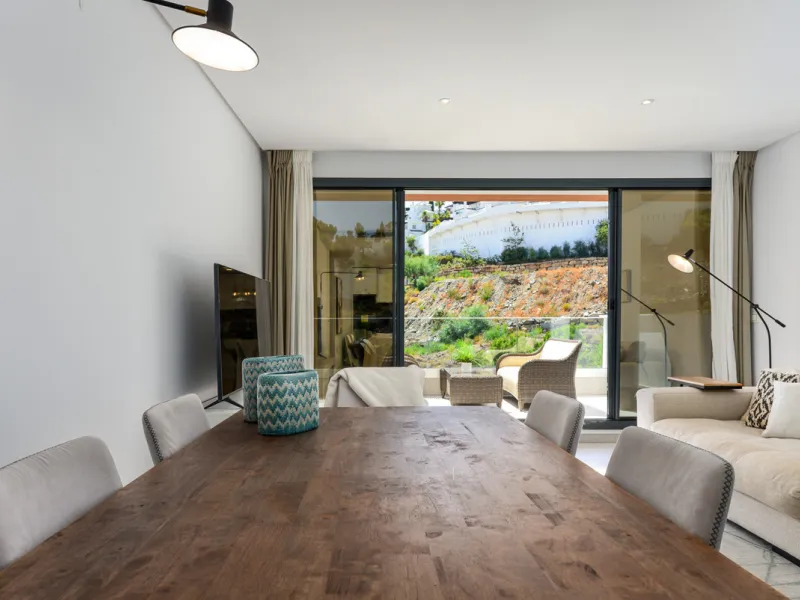 Large, well presented penthouse with three double bedrooms, located in a popular complex, above the La Quinta golf course and a short drive from the amenities and beaches of Puerto Banus and San Pedro de Alcántara.