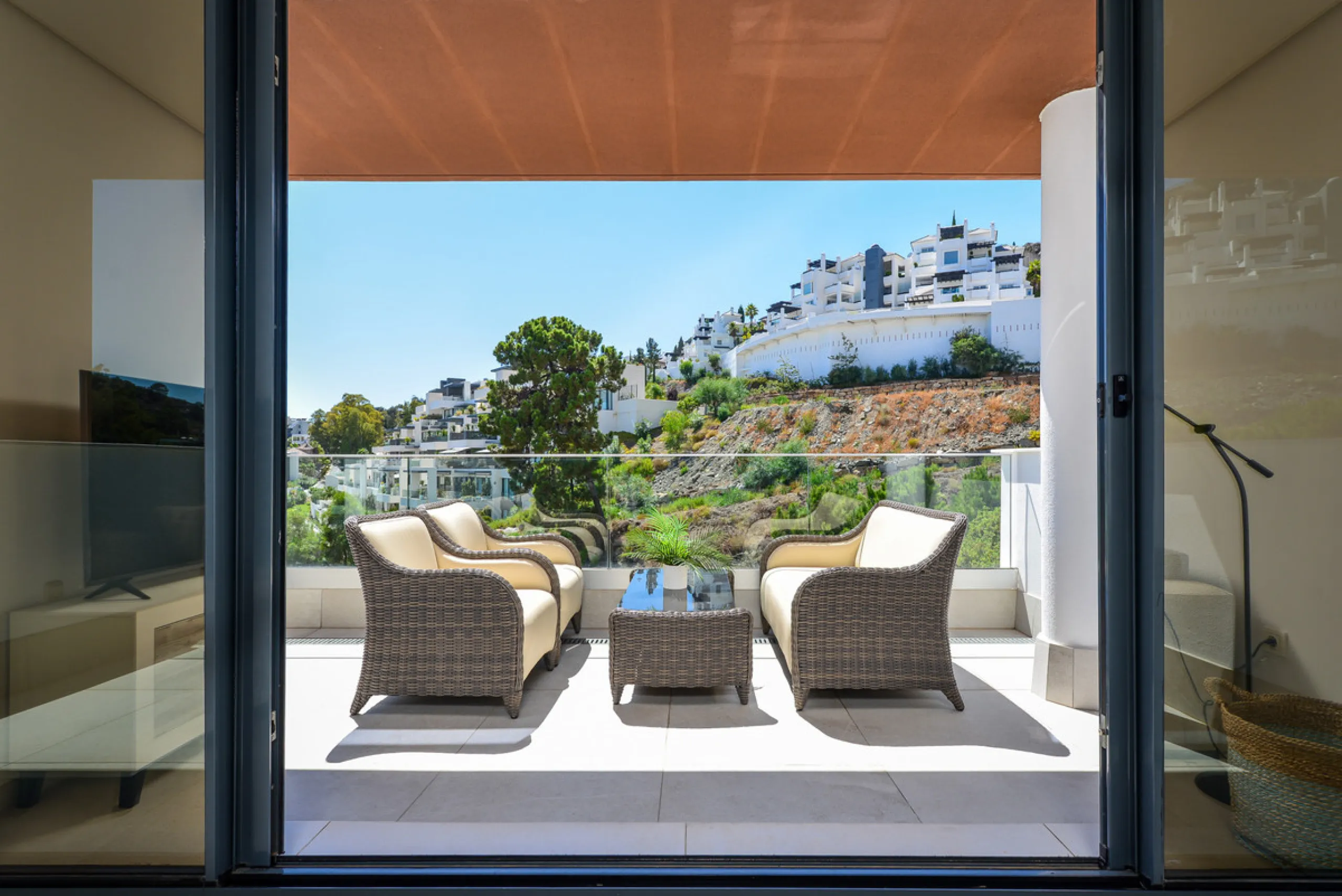 Large, well presented penthouse with three double bedrooms, located in a popular complex, above the La Quinta golf course and a short drive from the amenities and beaches of Puerto Banus and San Pedro de Alcántara.