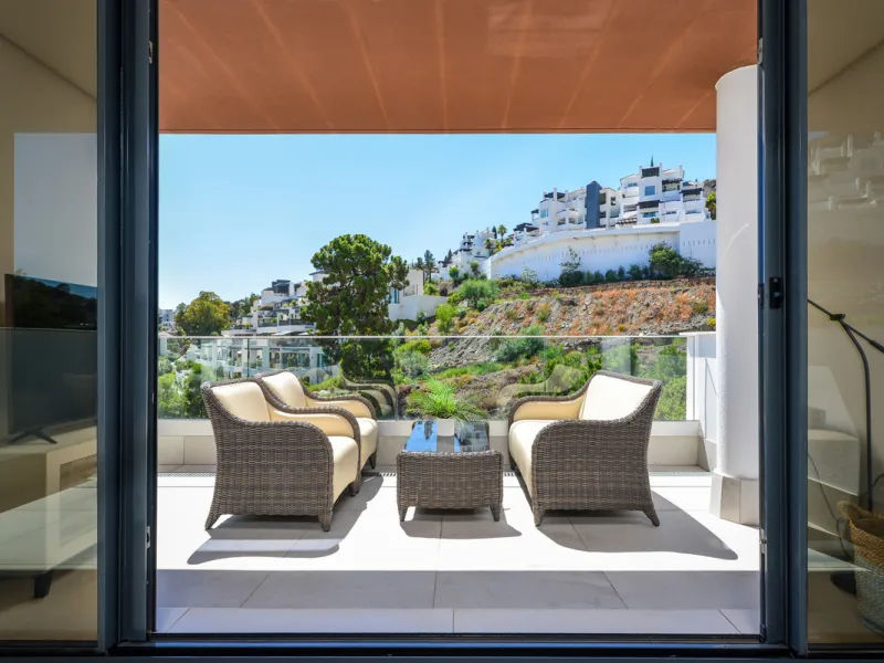 Large, well presented penthouse with three double bedrooms, located in a popular complex, above the La Quinta golf course and a short drive from the amenities and beaches of Puerto Banus and San Pedro de Alcántara.