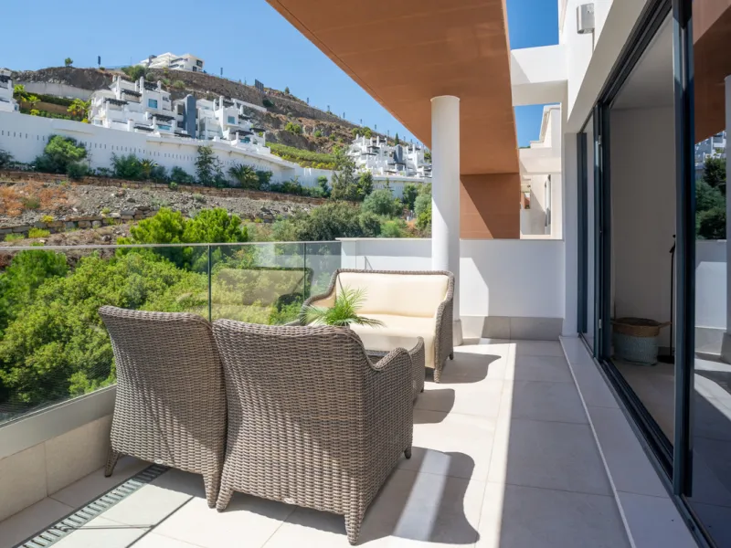 Large, well presented penthouse with three double bedrooms, located in a popular complex, above the La Quinta golf course and a short drive from the amenities and beaches of Puerto Banus and San Pedro de Alcántara.