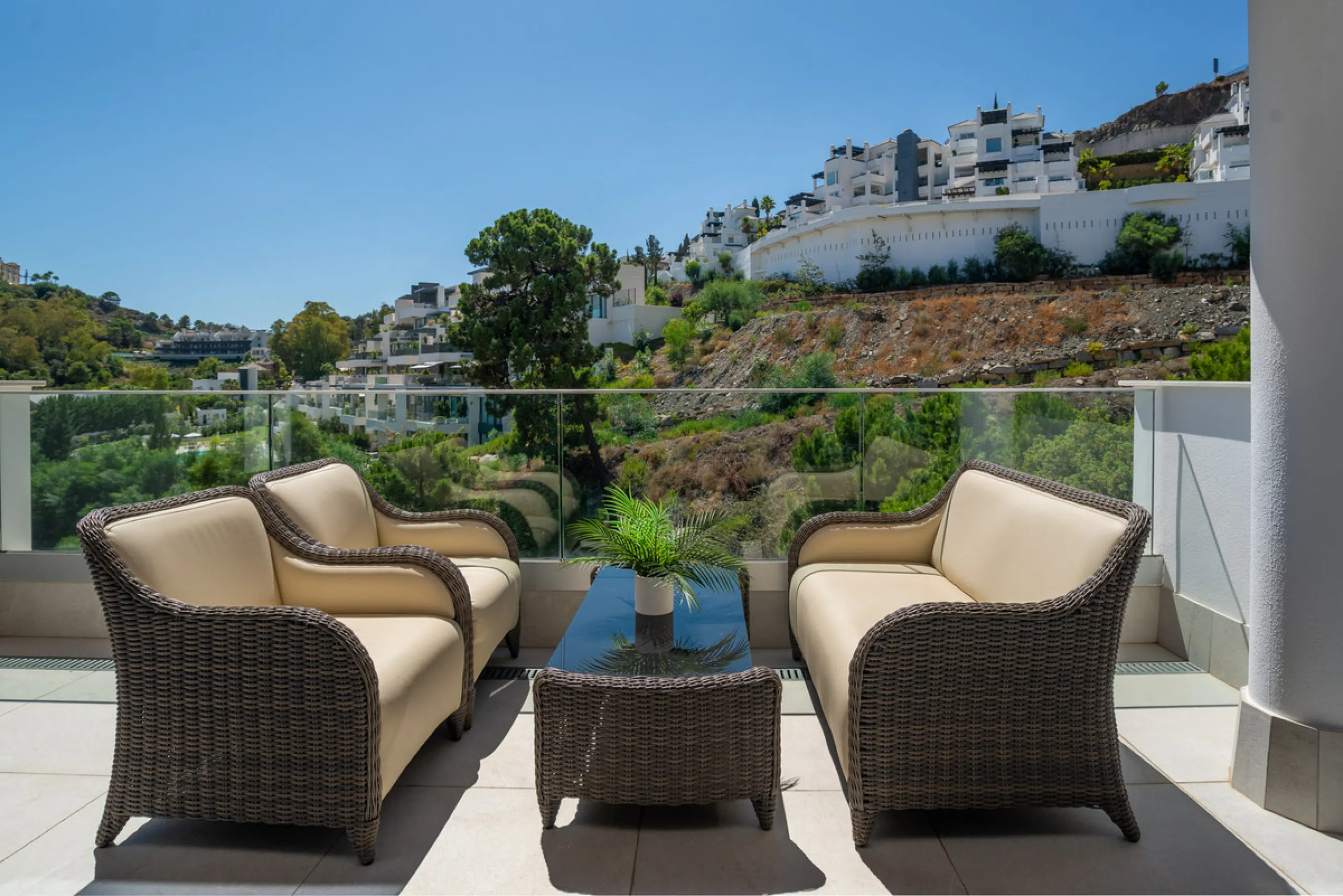 Large, well presented penthouse with three double bedrooms, located in a popular complex, above the La Quinta golf course and a short drive from the amenities and beaches of Puerto Banus and San Pedro de Alcántara.