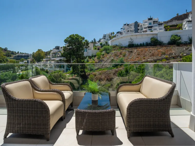 Large, well presented penthouse with three double bedrooms, located in a popular complex, above the La Quinta golf course and a short drive from the amenities and beaches of Puerto Banus and San Pedro de Alcántara.