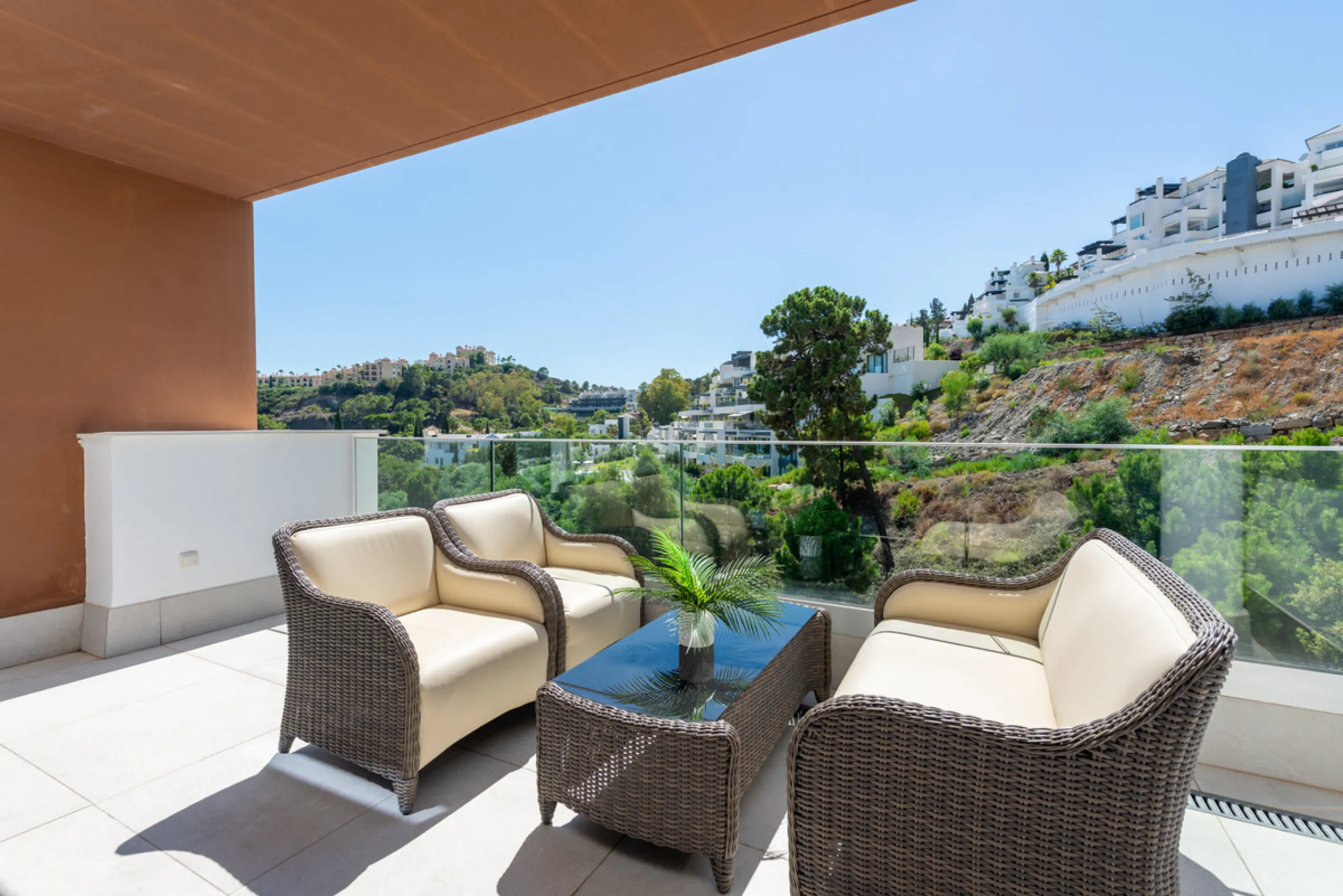 Large, well presented penthouse with three double bedrooms, located in a popular complex, above the La Quinta golf course and a short drive from the amenities and beaches of Puerto Banus and San Pedro de Alcántara.