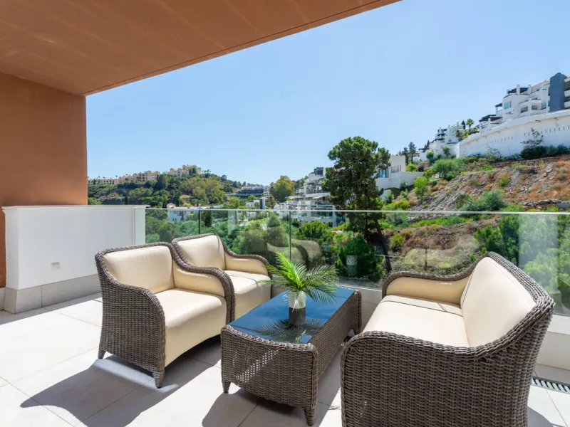 Large, well presented penthouse with three double bedrooms, located in a popular complex, above the La Quinta golf course and a short drive from the amenities and beaches of Puerto Banus and San Pedro de Alcántara.