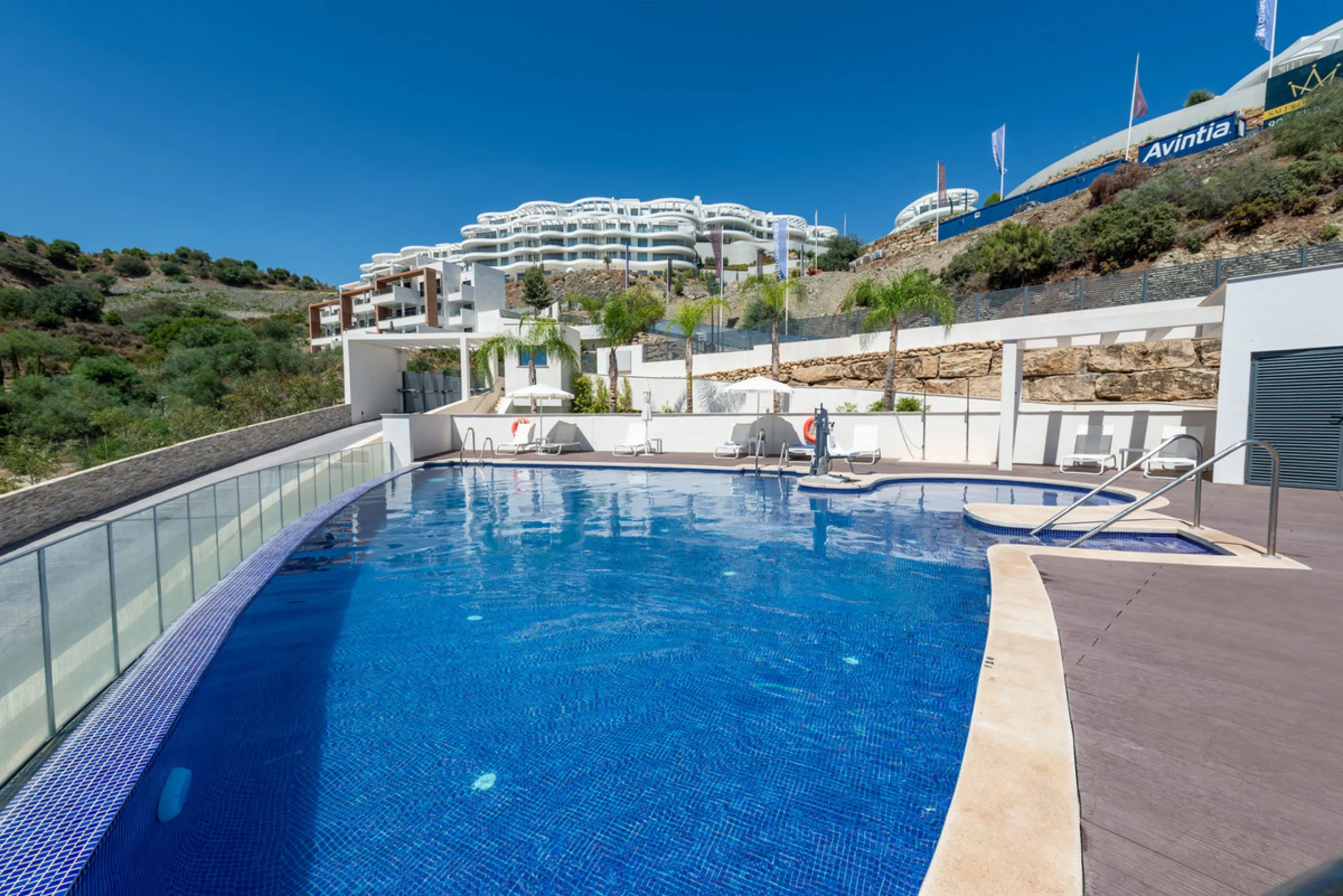 Large, well presented penthouse with three double bedrooms, located in a popular complex, above the La Quinta golf course and a short drive from the amenities and beaches of Puerto Banus and San Pedro de Alcántara.