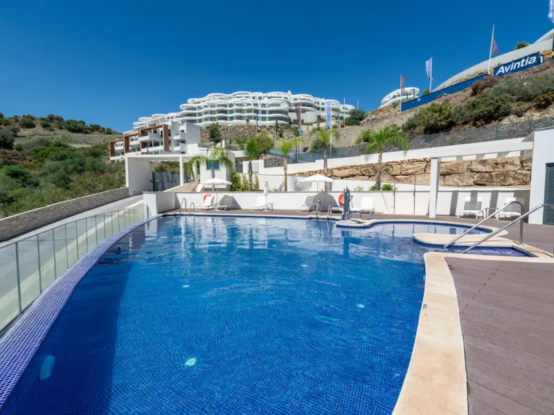 Large, well presented penthouse with three double bedrooms, located in a popular complex, above the La Quinta golf course and a short drive from the amenities and beaches of Puerto Banus and San Pedro de Alcántara.