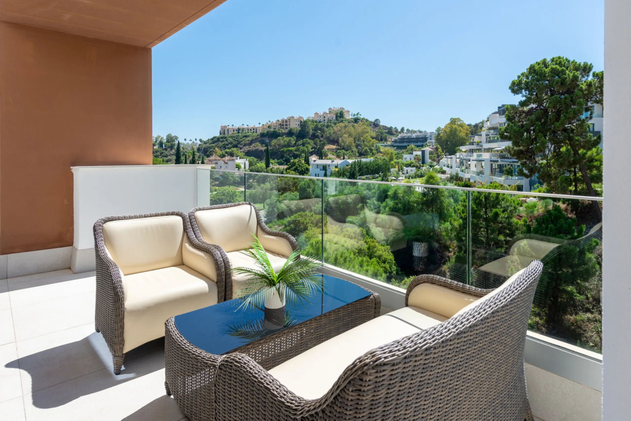 Large, well presented penthouse with three double bedrooms, located in a popular complex, above the La Quinta golf course and a short drive from the amenities and beaches of Puerto Banus and San Pedro de Alcántara.