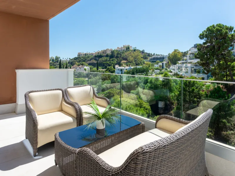 Large, well presented penthouse with three double bedrooms, located in a popular complex, above the La Quinta golf course and a short drive from the amenities and beaches of Puerto Banus and San Pedro de Alcántara.
