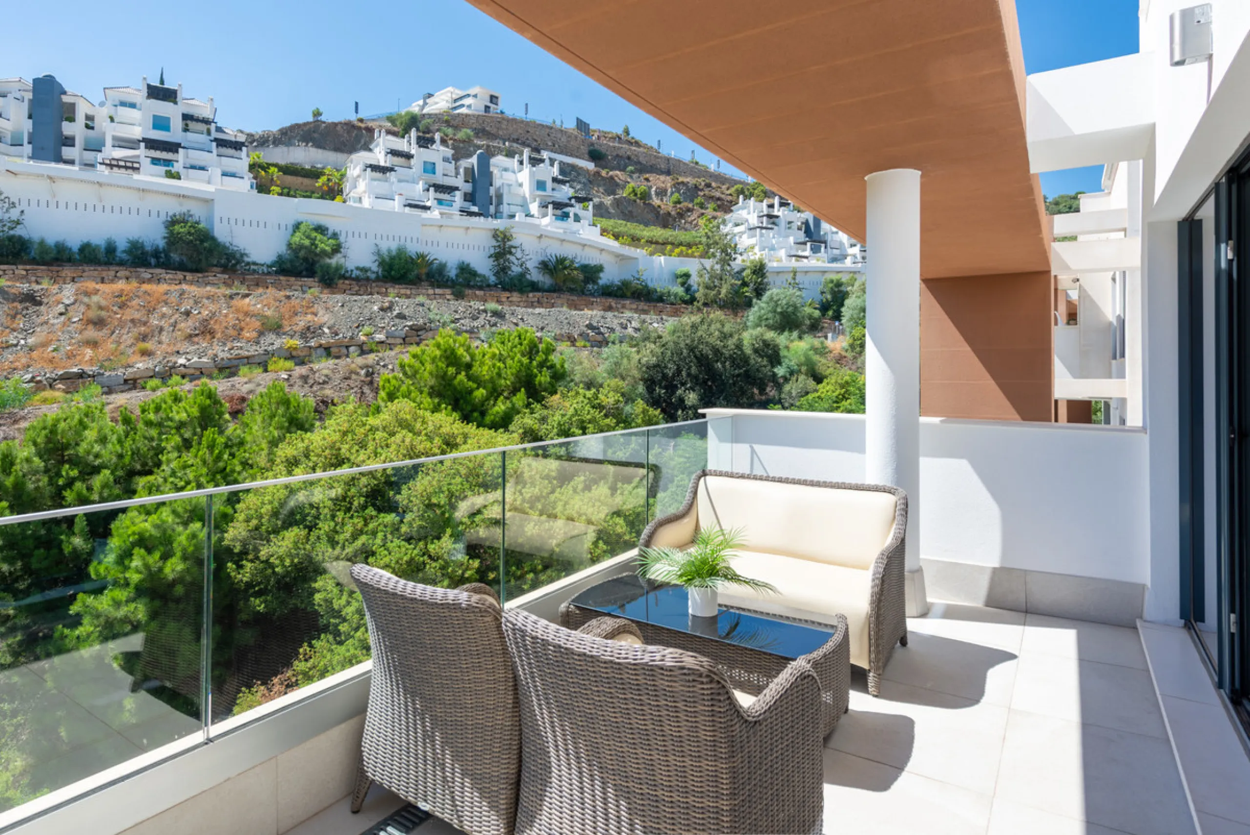 Large, well presented penthouse with three double bedrooms, located in a popular complex, above the La Quinta golf course and a short drive from the amenities and beaches of Puerto Banus and San Pedro de Alcántara.