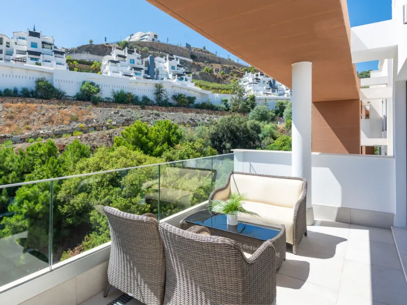 Large, well presented penthouse with three double bedrooms, located in a popular complex, above the La Quinta golf course and a short drive from the amenities and beaches of Puerto Banus and San Pedro de Alcántara.