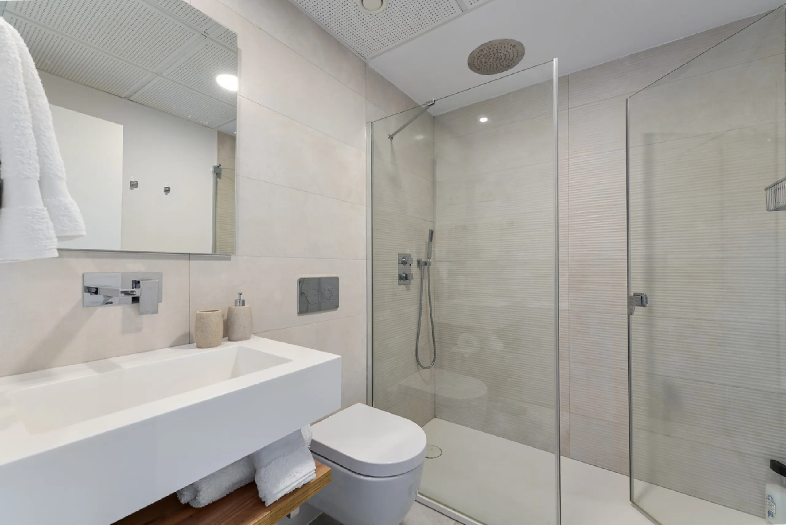 Large, well presented penthouse with three double bedrooms, located in a popular complex, above the La Quinta golf course and a short drive from the amenities and beaches of Puerto Banus and San Pedro de Alcántara.