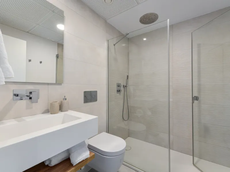 Large, well presented penthouse with three double bedrooms, located in a popular complex, above the La Quinta golf course and a short drive from the amenities and beaches of Puerto Banus and San Pedro de Alcántara.